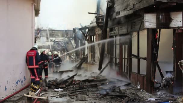 Пожежа в дерев'яному будинку — стокове відео