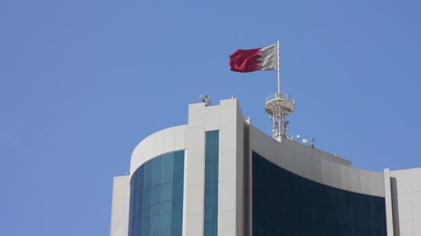 Bahrain flag on skyscraper — Stock Video