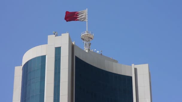 Bandera de Bahréin en rascacielos — Vídeo de stock