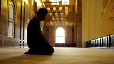 Namaz: camide Müslüman erkek ibadet