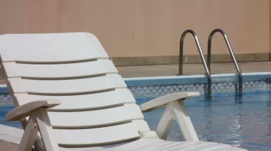 Yüzme Havuzu boş şezlong