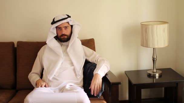 Hombre árabe saudí en casa — Vídeo de stock