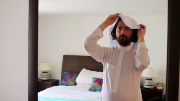 Saudi arabian man dressing at home — Stock Video