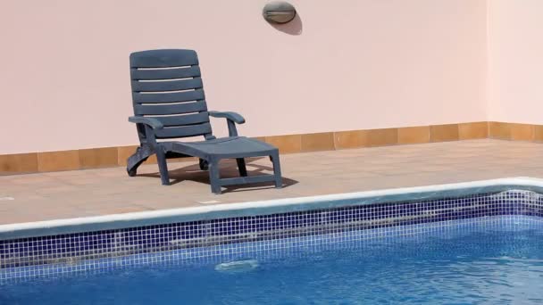 Cama de sol vazia na piscina — Vídeo de Stock