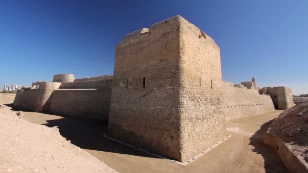 Форт Калат аль-Бахрейн в городе — стоковое видео