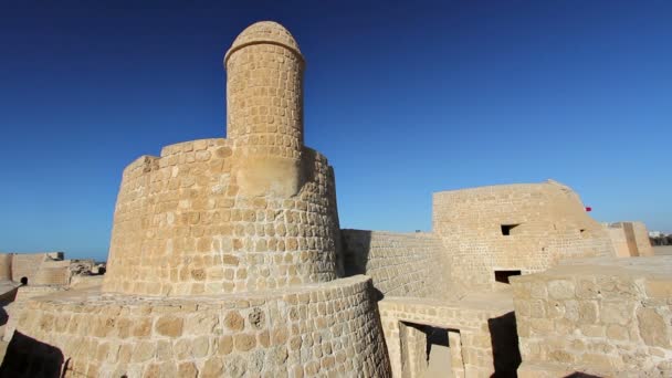 Qal'at al-Bahrein fort in de stad — Stockvideo