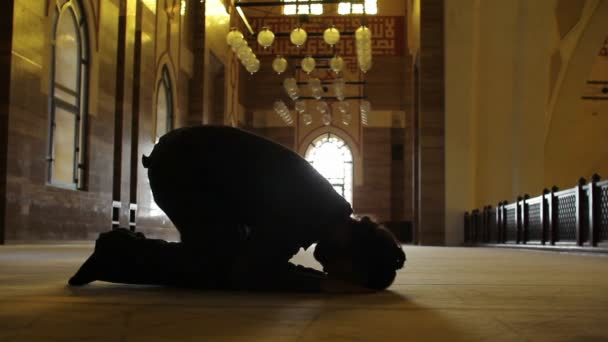 Namaz: el hombre musulmán adora en la mezquita — Vídeo de stock