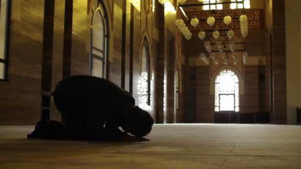 Namaz: culto do homem muçulmano na mesquita — Vídeo de Stock