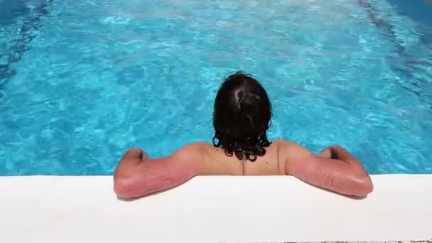 Man swim in swimming pool — Stock Video