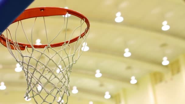 Canasta de puntuación en cancha de baloncesto — Vídeos de Stock