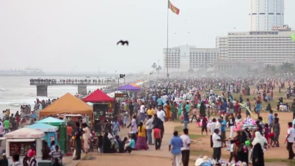 Milhares de pessoas na praia — Vídeo de Stock