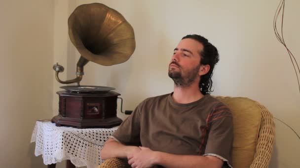 Young man listening old gramophone at home — Stock Video