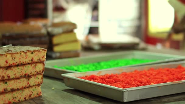 Voorbereiding van de taart in de keuken van patisserie — Stockvideo