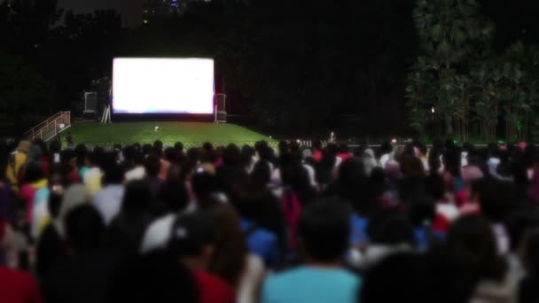 Gedränge vor dem Fernseher draußen in der Stadt — Stockvideo