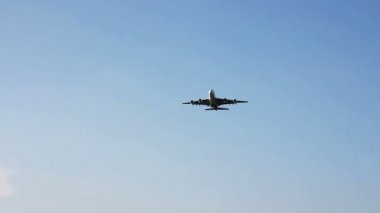 mavi gökyüzünde uçan uçak