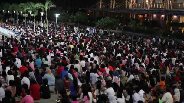 Crowded assistindo tv em kuala lumpur — Vídeo de Stock