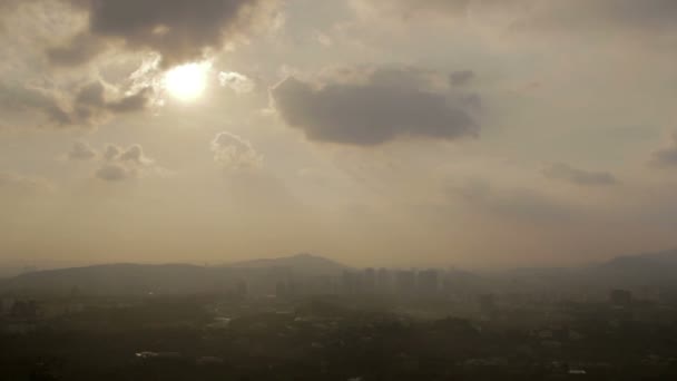 Mistige zonsondergang in kuala lumpur — Stockvideo