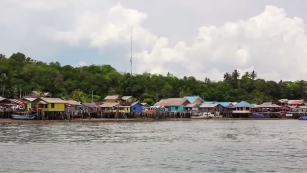 Trähus i penyengat island, Indonesien — Stockvideo