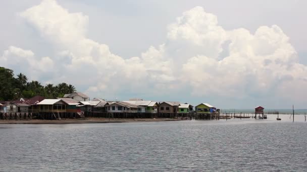 Maisons en bois sur l'île de Penyengat, indonésie — Video