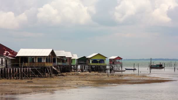 Houten huizen in penyengat eiland, Indonesië — Stockvideo