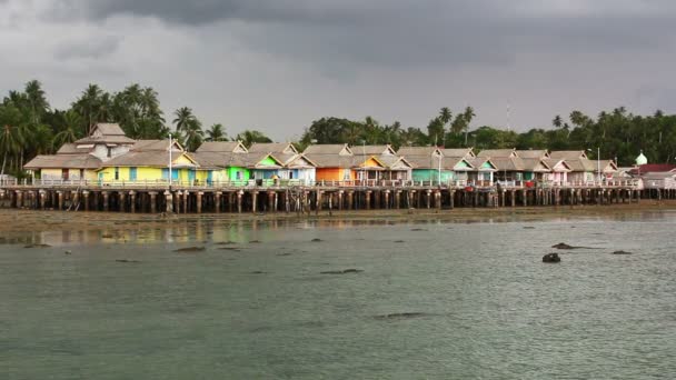 Trähus i penyengat island, Indonesien — Stockvideo