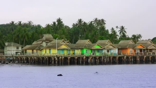 Houten huizen in penyengat eiland, Indonesië — Stockvideo