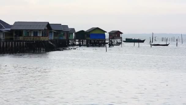 Houten huizen in penyengat eiland, Indonesië — Stockvideo