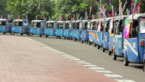 Jakarta, Endonezya 'da renkli tuktuk — Stok video