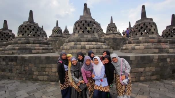 Indonesische studenten bezoeken van borobudur, Indonesië — Stockvideo