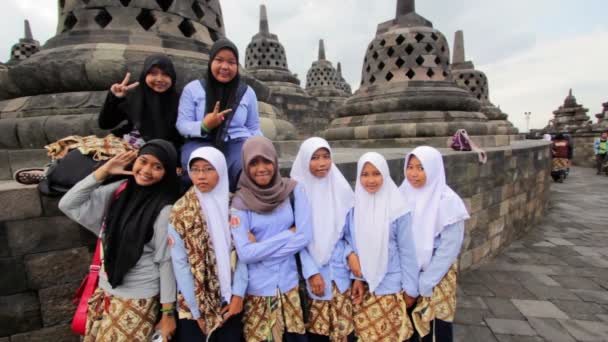 Estudiantes indonesios visitando borobudur, indonesia — Vídeos de Stock