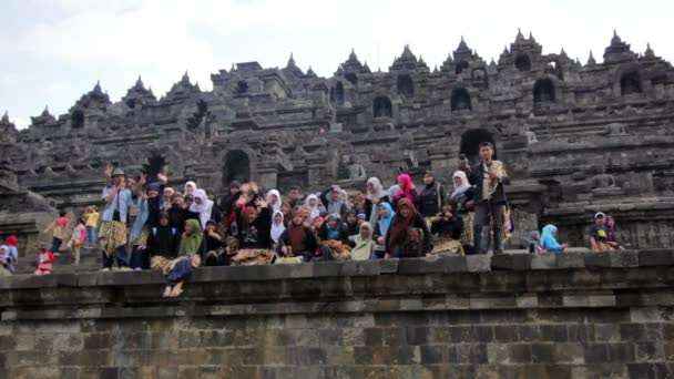 Indonesische studenten bezoeken van borobudur, Indonesië — Stockvideo