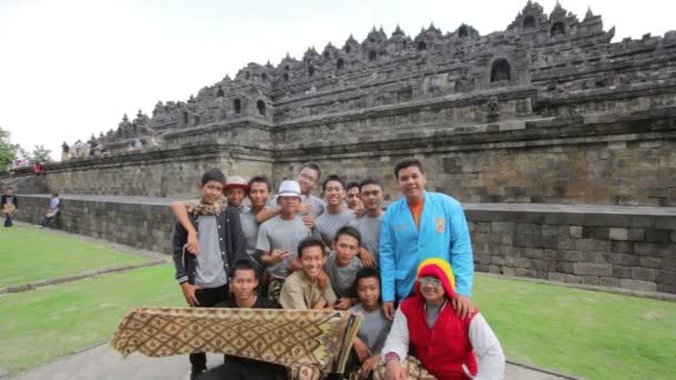 Endonezyalı öğrenciler Borobudur, Endonezya ziyaret — Stok video