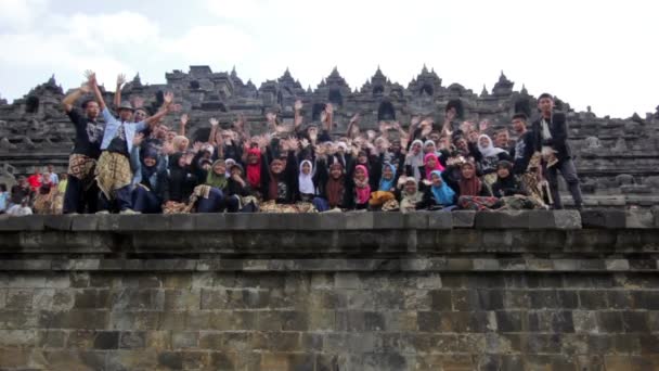 Indonesische Studenten besuchen borobudur, Indonesien — Stockvideo