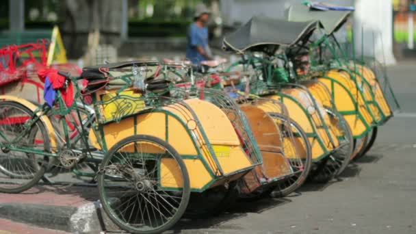 Transport med cyclo i Indonesien — Stockvideo