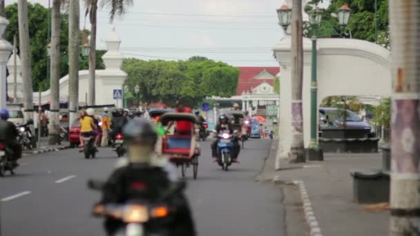 Vervoer met cyclo in Indonesië — Stockvideo
