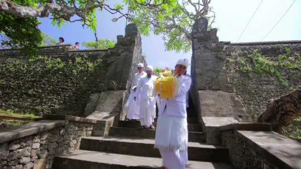 Keromonie im Uluwatu-Tempel — Stockvideo