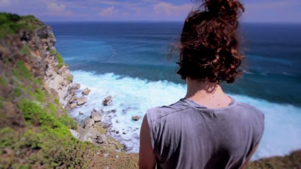 自杀的年轻男子在悬崖的边缘 — 图库视频影像