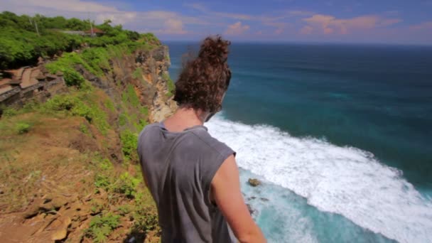 Självmordsbenägen ung man på kanten av klippa — Stockvideo