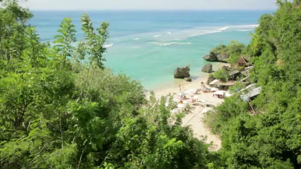 Vysoký úhel pohled na pláž na ostrově bali — Stock video