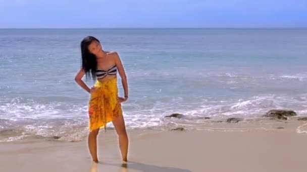 太陽海とエキゾチックなビーチでセクシーなアジアの女の子を楽しんでいます — ストック動画