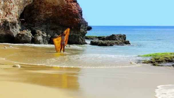 Sexy asiático chica en exótica playa disfruta con sol mar — Vídeos de Stock