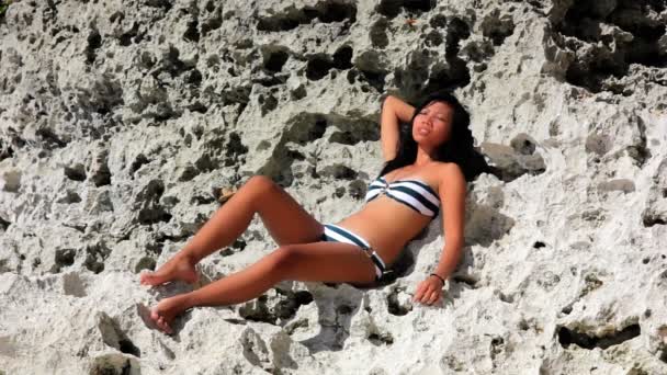 Sexy asiatico ragazza a esotico spiaggia prendere il sole e abbronzatura — Video Stock