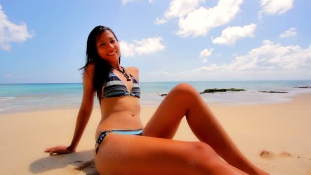 Sexy ásia menina no exótico praia tomar sol e bronzeamento — Vídeo de Stock
