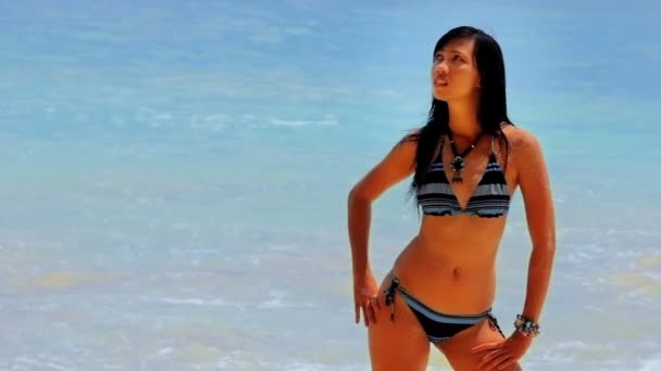 Sexy dziewczyna Azji na egzotycznej plaży solarium i opalanie — Wideo stockowe