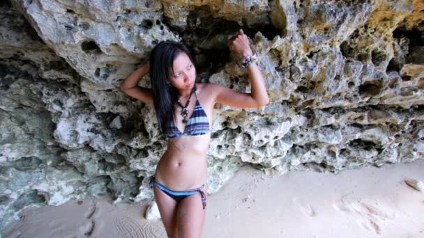 Sexy asiatico ragazza a esotico spiaggia magra contro roccia — Video Stock