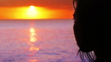 siluet kız gün batımını izlemek