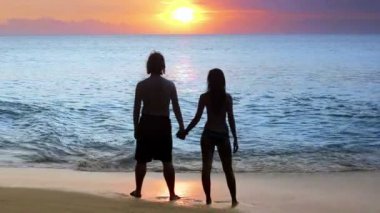 gün batımı sırasında sahilde romantik Çift