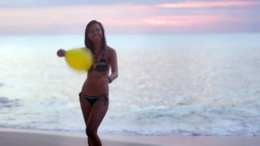 baştan çıkarıcı seksi yaramaz kız oyna balon kumsalda
