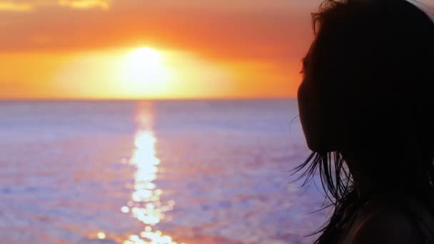 Silueta chica está viendo puesta de sol — Vídeo de stock