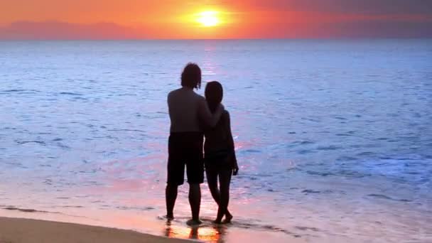 Casal romântico na praia durante o pôr do sol — Vídeo de Stock